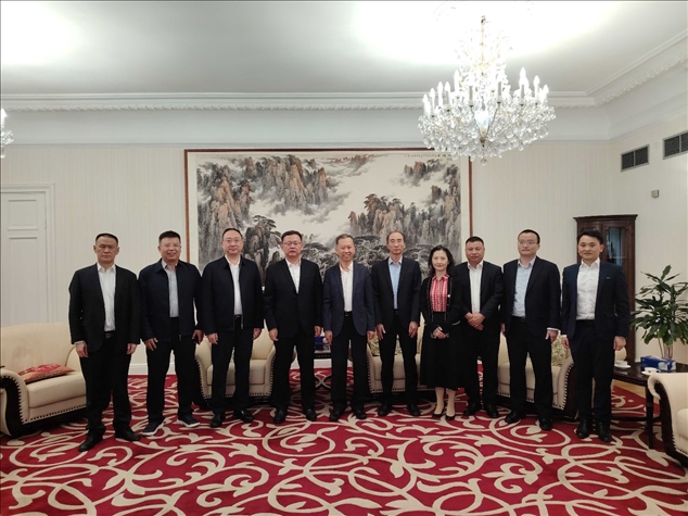 中國駐瑞典大使崔愛民（左五）會見中國中鐵股份有限公司總裁陳文健一行并合影。中國駐瑞典大使館供圖