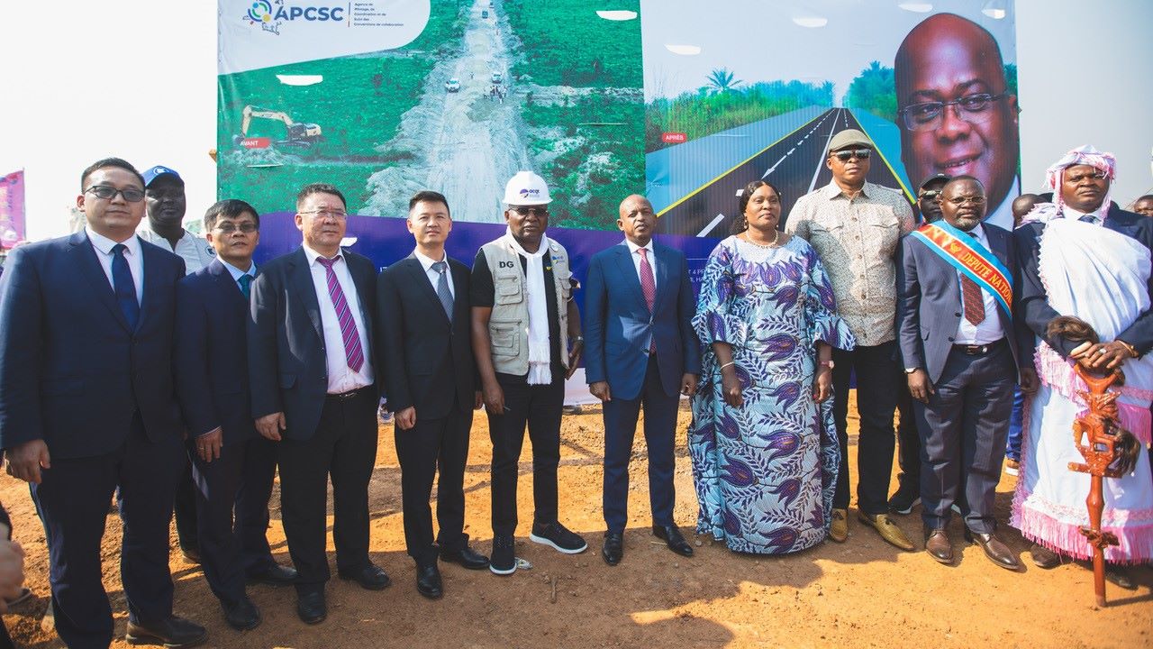 剛果（金）政府代表與中方企業(yè)代表出席開工儀式。中鐵資源集團供圖