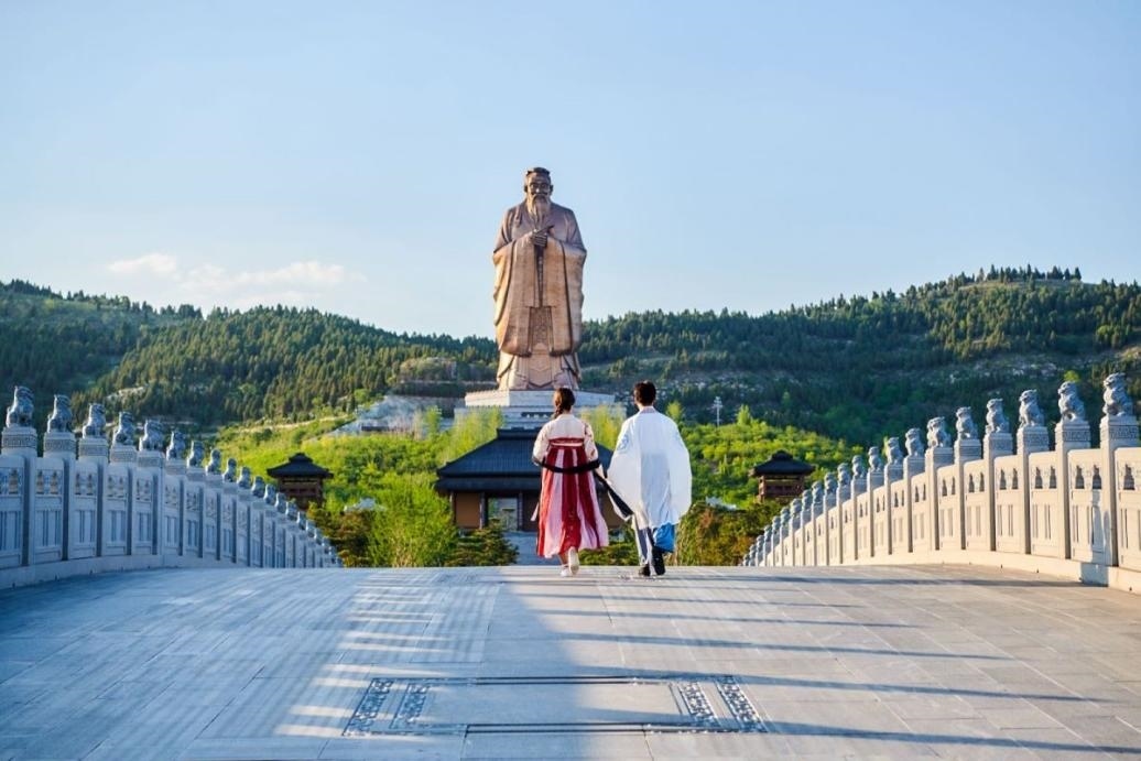 游客漫步尼山圣境領(lǐng)略古脈綿長(zhǎng)。人民網(wǎng) 喬姝攝