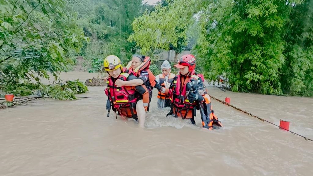 在忠縣，救援人員正在轉(zhuǎn)移受災(zāi)群眾。新華社發(fā)