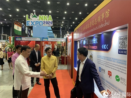 7月9日，中國(guó)駐清邁總領(lǐng)事陳海平與清邁副府尹威拉蓬等共同參觀以“暢游中國(guó)、支付無(wú)憂”為主題的中國(guó)展位。人民網(wǎng)記者章念生攝