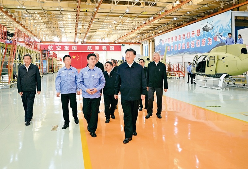 2023年10月10日至13日，中共中央總書(shū)記、國(guó)家主席、中央軍委主席習(xí)近平在江西考察。這是11日上午，習(xí)近平在景德鎮(zhèn)市昌河飛機(jī)工業(yè)（集團(tuán)）有限公司考察。 新華社記者 燕雁/攝