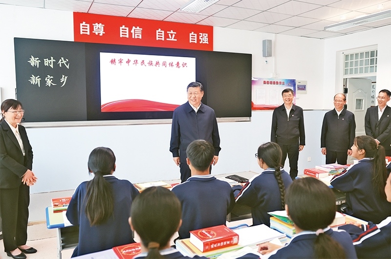 2024年6月18日至19日，中共中央總書(shū)記、國(guó)家主席、中央軍委主席習(xí)近平在青?？疾臁＿@是18日下午，習(xí)近平在果洛西寧民族中學(xué)高一（1）班觀摩“新時(shí)代、新家鄉(xiāng)”主題思政課。 新華社記者 鞠鵬/攝