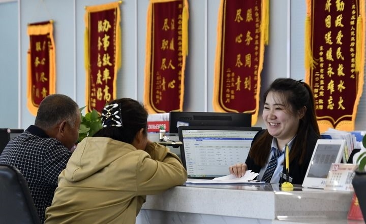 2024年3月25日，北京市大興區(qū)龐各莊鎮(zhèn)政務服務中心的工作人員耐心為群眾解答問題。大興區(qū)龐各莊鎮(zhèn)政務服務中心用“最多跑一次”的工作理念為企業(yè)和群眾提供了便利化、精準化、個性化的衍生服務。新華社記者 李欣 攝