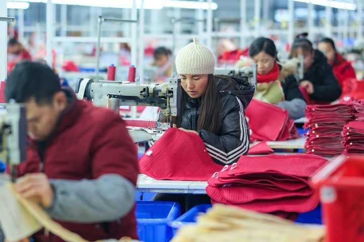 2024年1月18日，社區(qū)居民在紅安社區(qū)的鄉(xiāng)村振興就業(yè)車間工作。紅安社區(qū)是由易地搬遷安置區(qū)單獨成立的新社區(qū)，位于湖南省湘西土家族苗族自治州鳳凰縣禾庫鎮(zhèn)。新華社記者 張鋮 攝