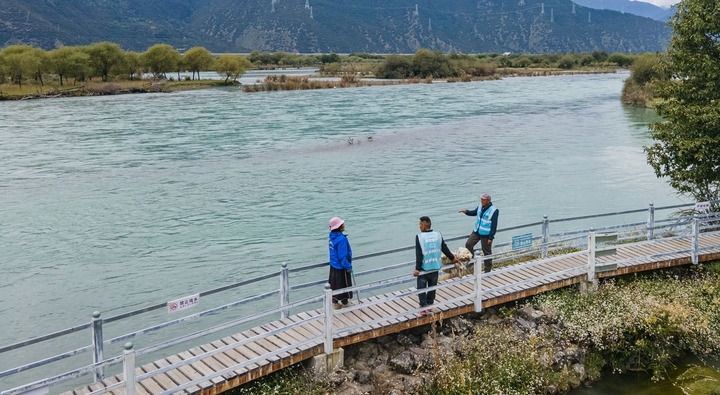 西藏雅尼國家濕地公園管護員在巡護途中小憩（無人機照片，2023年9月8日攝）。新華社記者 丁增尼達 攝