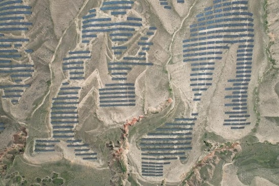 通渭縣10萬千瓦集中式光伏發(fā)電項目。新華社記者 張睿 攝