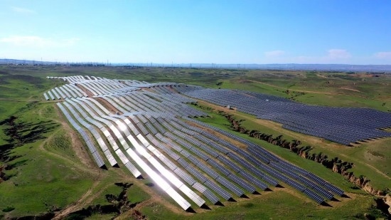 紅寺堡區(qū)發(fā)展光伏產(chǎn)業(yè)。新華社發(fā)（康國慶 攝）