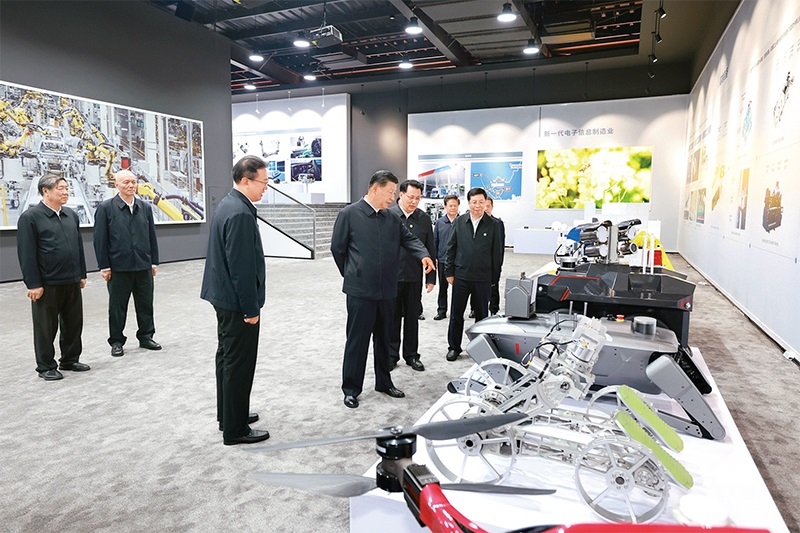 2024年4月22日至24日，中共中央總書(shū)記、國(guó)家主席、中央軍委主席習(xí)近平在重慶考察。這是22日下午，習(xí)近平參觀重慶科技創(chuàng)新和產(chǎn)業(yè)發(fā)展成果展示。 新華社記者 王曄/攝