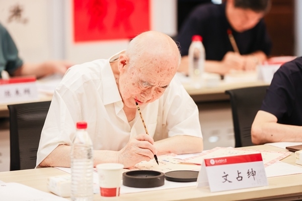 陜西師范大學(xué)毛筆手寫錄取通知書現(xiàn)場(chǎng)。校方供圖