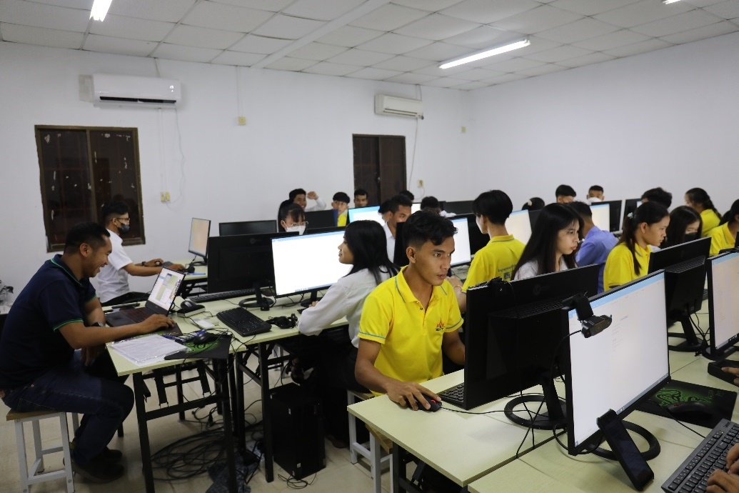 圖為西哈努克港工商學(xué)院的學(xué)生正在上課。西港特區(qū)公司供圖