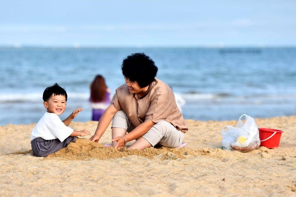 △山東日照陽光海岸綠道沙灘一角。近年來，日照還海于民、還景于民，在保留松林、沙灘、礁石和濕地資源的基礎(chǔ)上，修復(fù)整治生態(tài)岸線，打造出一條長約28公里的陽光海岸綠道，吸引眾多市民游客度假休閑。