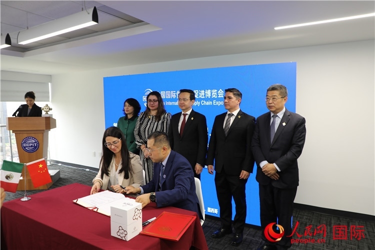 與會(huì)嘉賓簽署關(guān)于共同促進(jìn)墨西哥企業(yè)參加第二屆鏈博會(huì)合作備忘錄。人民網(wǎng) 埃內(nèi)斯托·多明戈斯攝