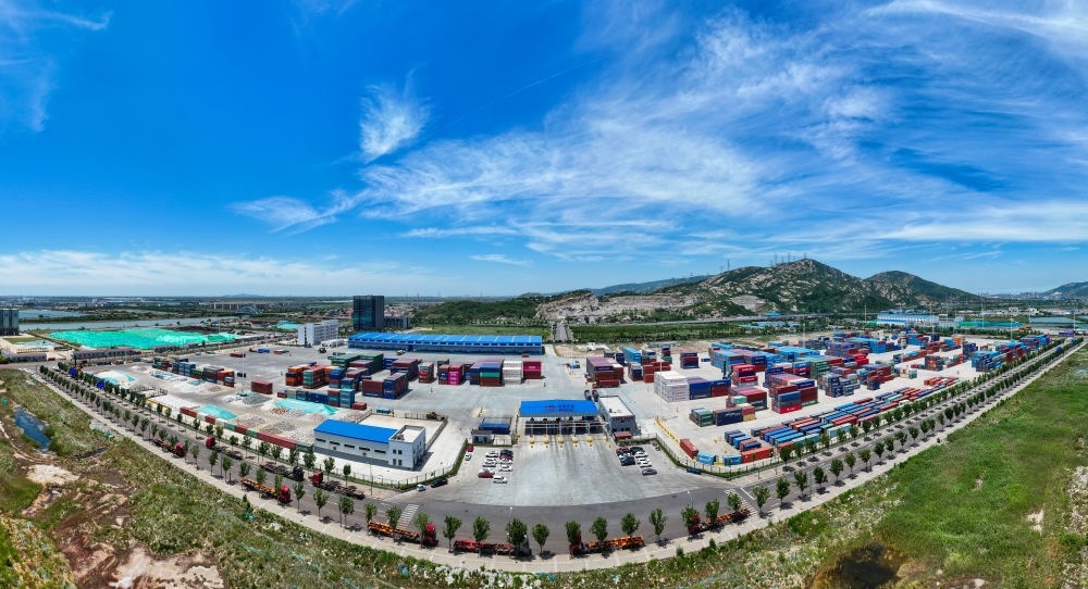 2024年6月26日拍攝的位于江蘇省連云港市連云區(qū)的上合組織（連云港）國際物流園內(nèi)的中國外運(yùn)集裝箱場(chǎng)站（無人機(jī)照片）。上合組織（連云港）國際物流園是連云港建設(shè)“一帶一路”交匯點(diǎn)強(qiáng)支點(diǎn)和上合組織國家出?；氐闹匾脚_(tái)載體。新華社記者 季春鵬 攝