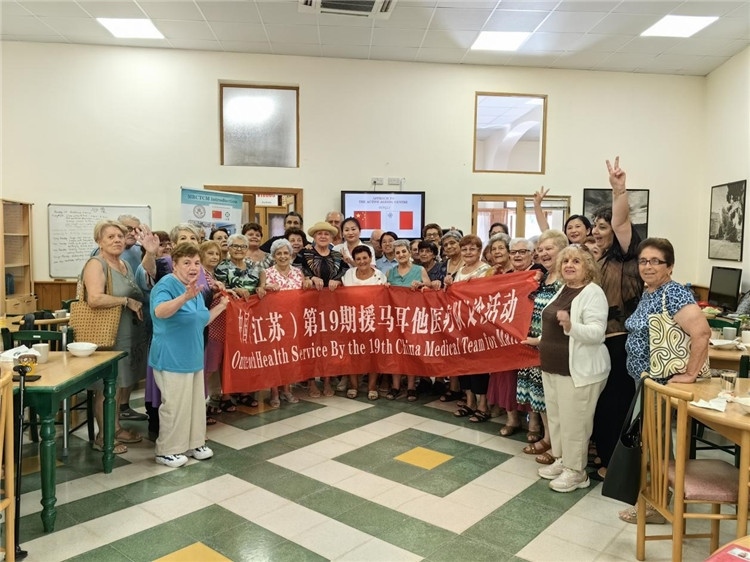 醫(yī)療隊隊員與養(yǎng)老中心參加活動的老人合影。中國（江蘇）第19期援馬耳他醫(yī)療隊供圖