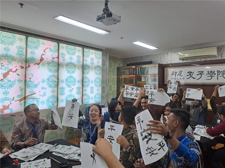 警察學(xué)員們展示書法學(xué)習(xí)成果。活動主辦方供圖