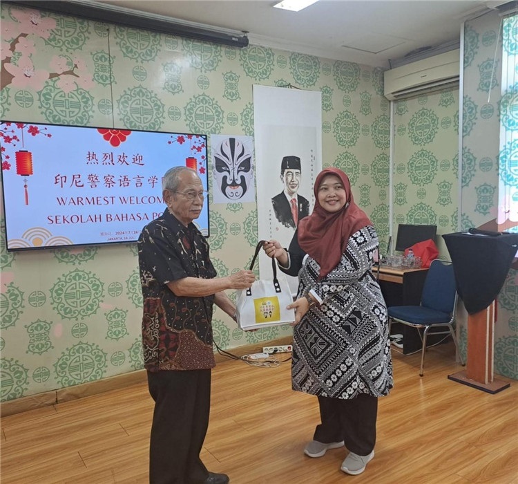 拉哈尤·蘇珊蒂與穆尼交換禮品。活動主辦方供圖