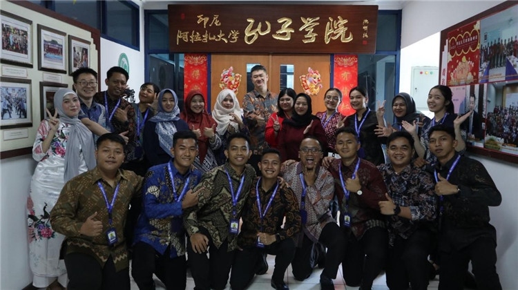 警察 學(xué)員們在孔院門口合影?；顒又鬓k方供圖