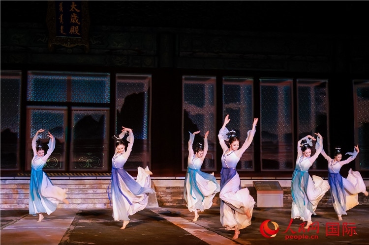 “光影北京——2024世界燈光師大會(huì)”開幕式當(dāng)晚的燈光秀表演。人民網(wǎng)記者 趙益普攝