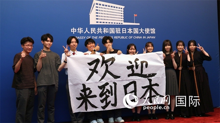 日本小大使現(xiàn)場書寫“歡迎來到日本”。人民網 許可攝