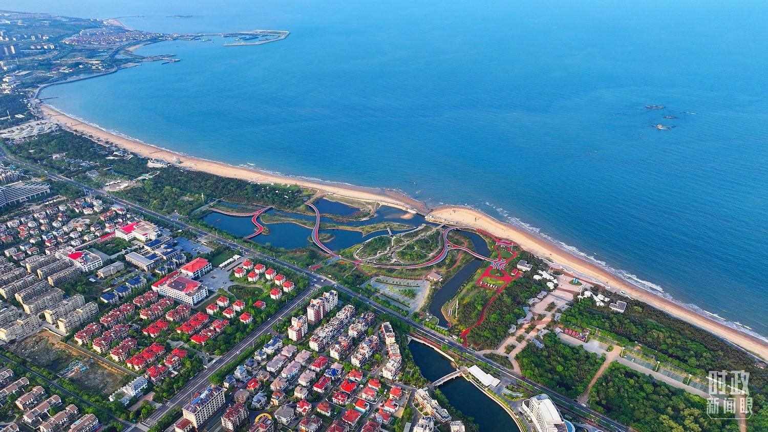 △日照市陽光海岸綠道。近年來，日照市對沿海裸露場地及岸線破損處進(jìn)行生態(tài)修復(fù)，建成約28公里的陽光海岸綠道，為市民和游客提供了運(yùn)動休閑好去處。（總臺央視記者范凱拍攝）