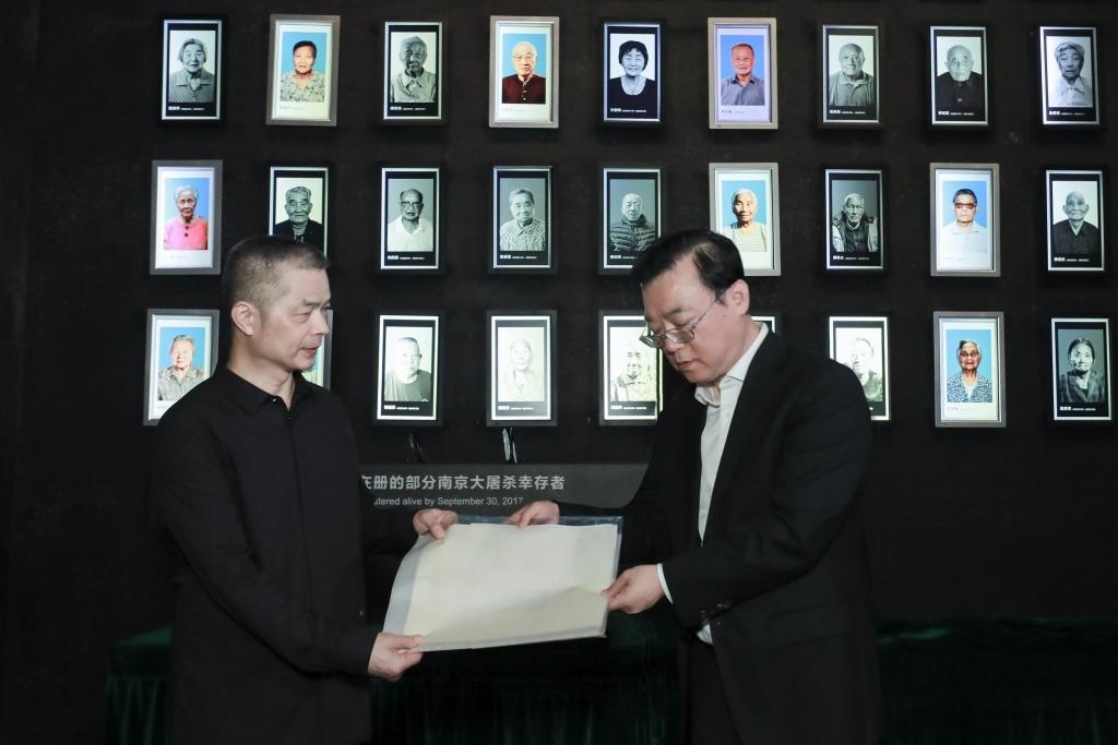 南京大屠殺幸存者高如琴的兒子向軍向侵華日軍南京大屠殺遇難同胞紀(jì)念館捐贈高如琴老人相關(guān)物品。（侵華日軍南京大屠殺遇難同胞紀(jì)念館供圖）