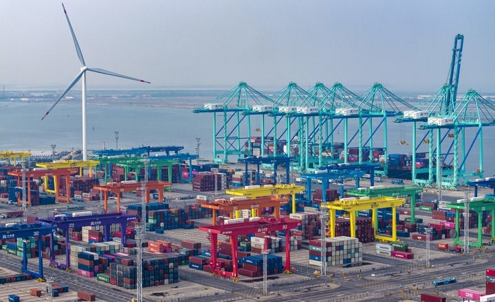 2024年7月3日，一艘集裝箱貨輪?？吭谔旖蚋邸爸腔哿闾肌贝a頭（無(wú)人機(jī)照片）。新華社記者 趙子碩 攝