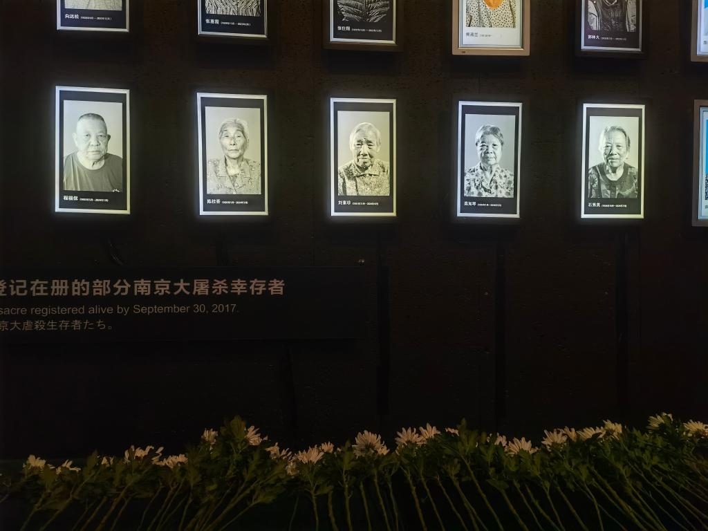 7月18日，侵華日軍南京大屠殺遇難同胞紀(jì)念館內(nèi)舉行“熄燈”悼念儀式，為今年離世的5位幸存者老人送行。新華社記者邱冰清 攝