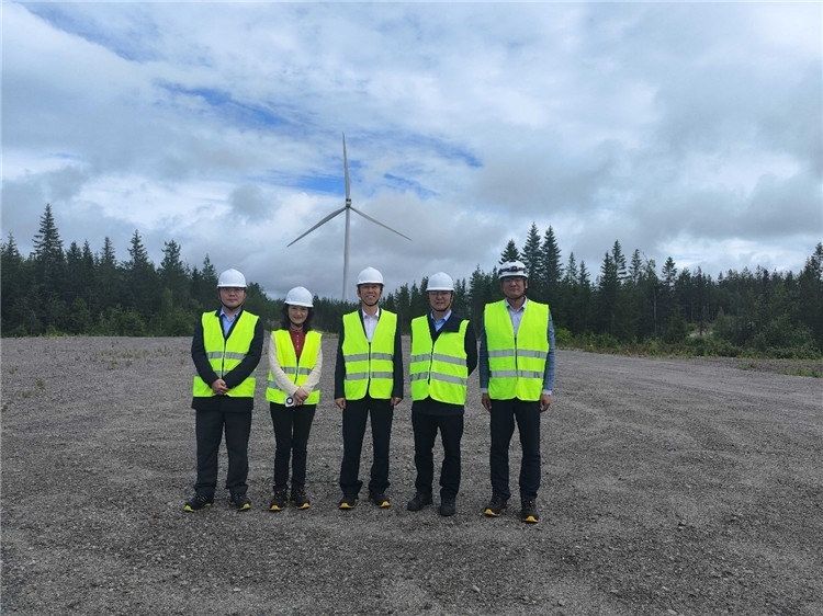 中國駐瑞典大使崔愛民（中）走訪中廣核歐能瑞典公司。中國駐瑞典大使館供圖