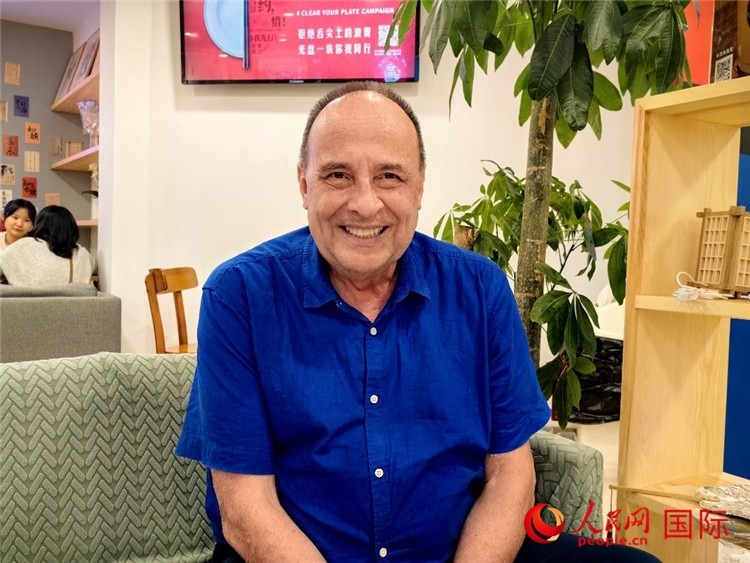 巴西坎皮納斯州立大學(xué)文學(xué)院資深教授弗朗西斯科·福特·哈德曼接受人民網(wǎng)專訪。人民網(wǎng)記者 符園園攝