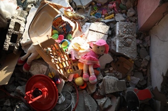 這是7月18日在加沙地帶中部努賽賴特難民營(yíng)拍攝的遭到以軍襲擊的建筑廢墟。新華社發(fā)（馬爾萬·達(dá)烏德攝）