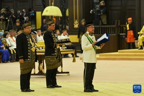  7月20日，馬來西亞總理安瓦爾（右）在吉隆坡出席最高元首登基儀式。新華社發(fā)（馬來西亞新聞局供圖）