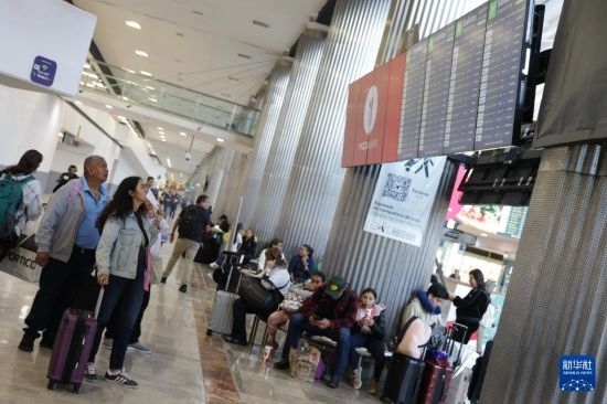 7月19日，在墨西哥首都墨西哥城的貝尼托·華雷斯國際機(jī)場，許多航班被延誤或取消，大量旅客在機(jī)場等待。新華社發(fā)（弗朗西斯科·卡涅多攝）