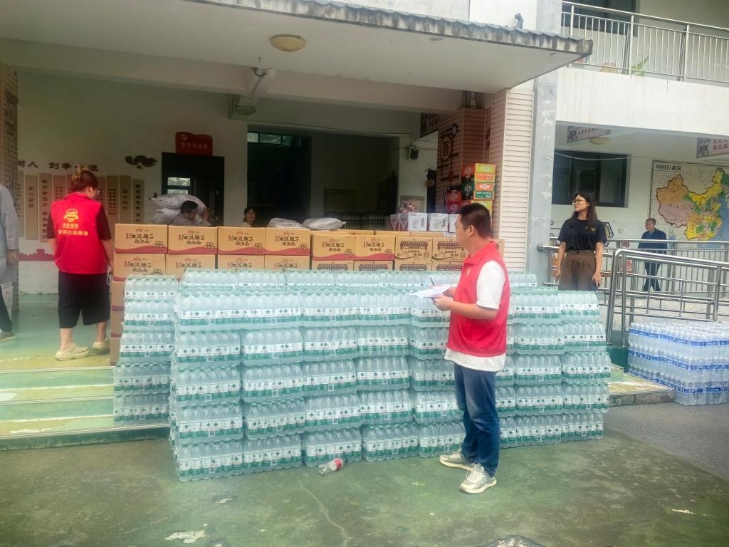 圖為愛心人士向鳳縣河口鎮(zhèn)中心小學捐贈的物資。新華社記者 劉彤 攝