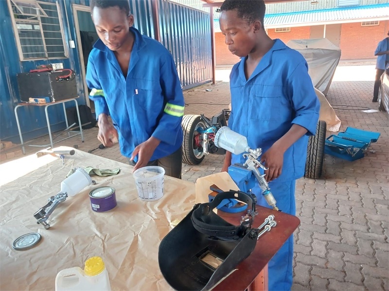 南非學(xué)生認(rèn)真改造“老爺車”。索尚古夫技術(shù)高中供圖