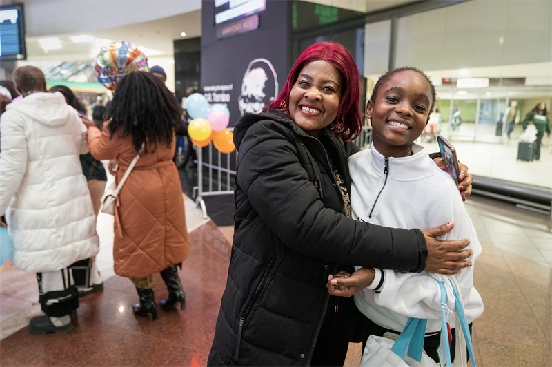 學(xué)生與家長相擁歡慶。希拉茲·莫林?jǐn)z