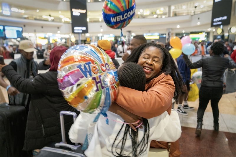 學(xué)生與家長相擁歡慶。希拉茲·莫林?jǐn)z