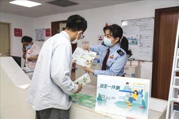 志愿者為葉先生介紹新生兒相關(guān)服務(wù)。云浮市稅務(wù)局供圖