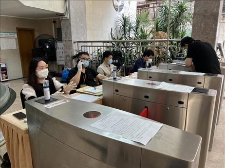 廣州市越秀區(qū)教育局現(xiàn)場審核返區(qū)生辦理材料，采用“提前網(wǎng)上預(yù)約、現(xiàn)場分批辦理”的方式進行。廣州市越秀區(qū)教育局供圖