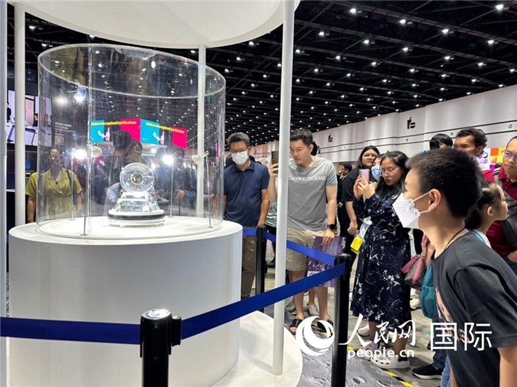 觀眾參觀中國“嫦娥五號(hào)”探測(cè)器從月球帶回的珍貴樣品。人民網(wǎng)記者簡(jiǎn)承淵攝