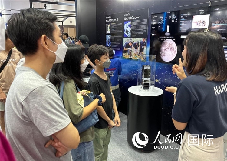 泰國國家天文研究所工作人員向觀眾科普天文知識(shí)。人民網(wǎng)記者 簡(jiǎn)承淵攝