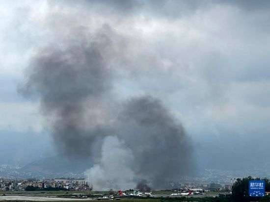 這是7月24日在尼泊爾加德滿都特里布萬機(jī)場拍攝的濃煙。目擊者說，一架飛機(jī)在尼泊爾加德滿都特里布萬機(jī)場墜毀。新華社/美聯(lián)