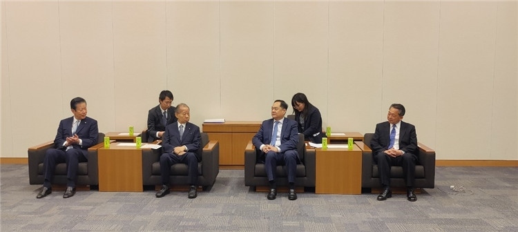 4月11日，楊萬明會長在東京會見日中友好議員聯(lián)盟會長二階俊博（左二）。中國人民對外友好協(xié)會供圖