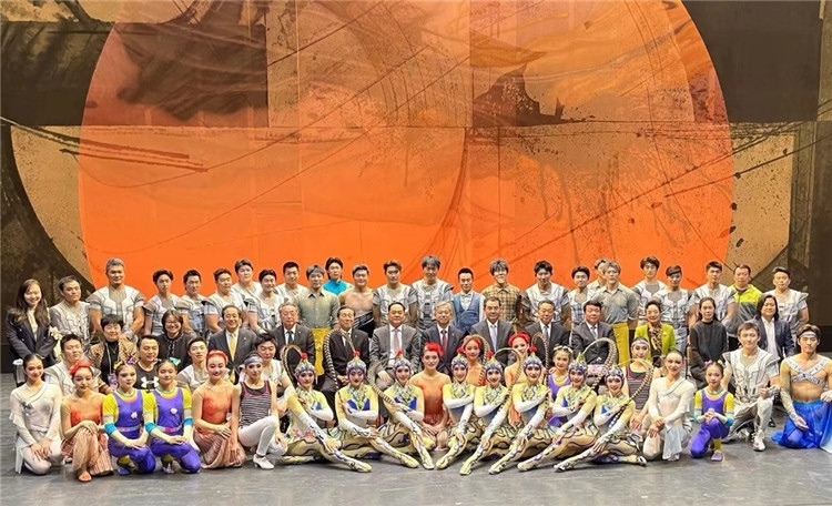 4月12日，中國人民對外友好協(xié)會會長楊萬明、駐日大使吳江浩及來自36國70位駐日使節(jié)代表等現(xiàn)場觀看中國雜技團(tuán)東京公演。中國人民對外友好協(xié)會供圖