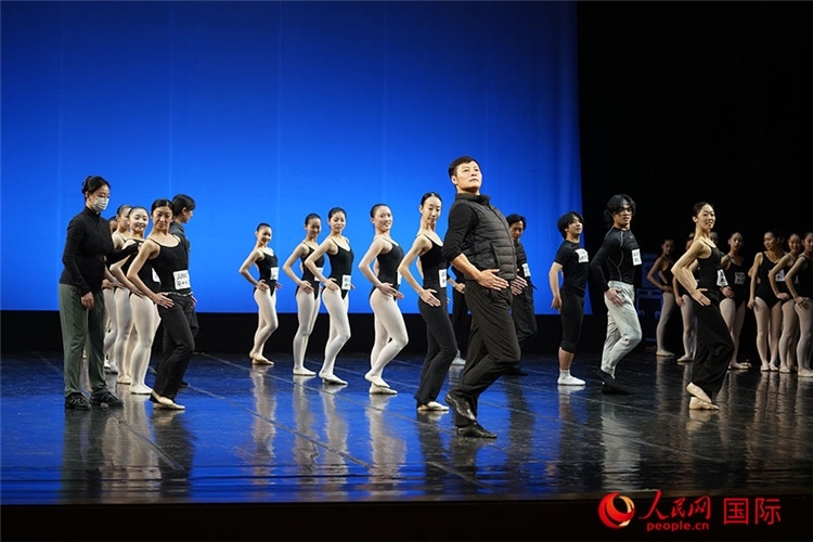3月26日，松山芭蕾舞團(tuán)青年代表團(tuán)成員在中央芭蕾舞團(tuán)交流學(xué)習(xí)。人民網(wǎng)記者 張麗婭攝