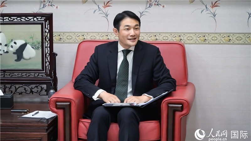 使館發(fā)言人畢海波公參介紹黨的二十屆三中全會情況并回答記者提問。人民網(wǎng) 郭錦標(biāo)攝