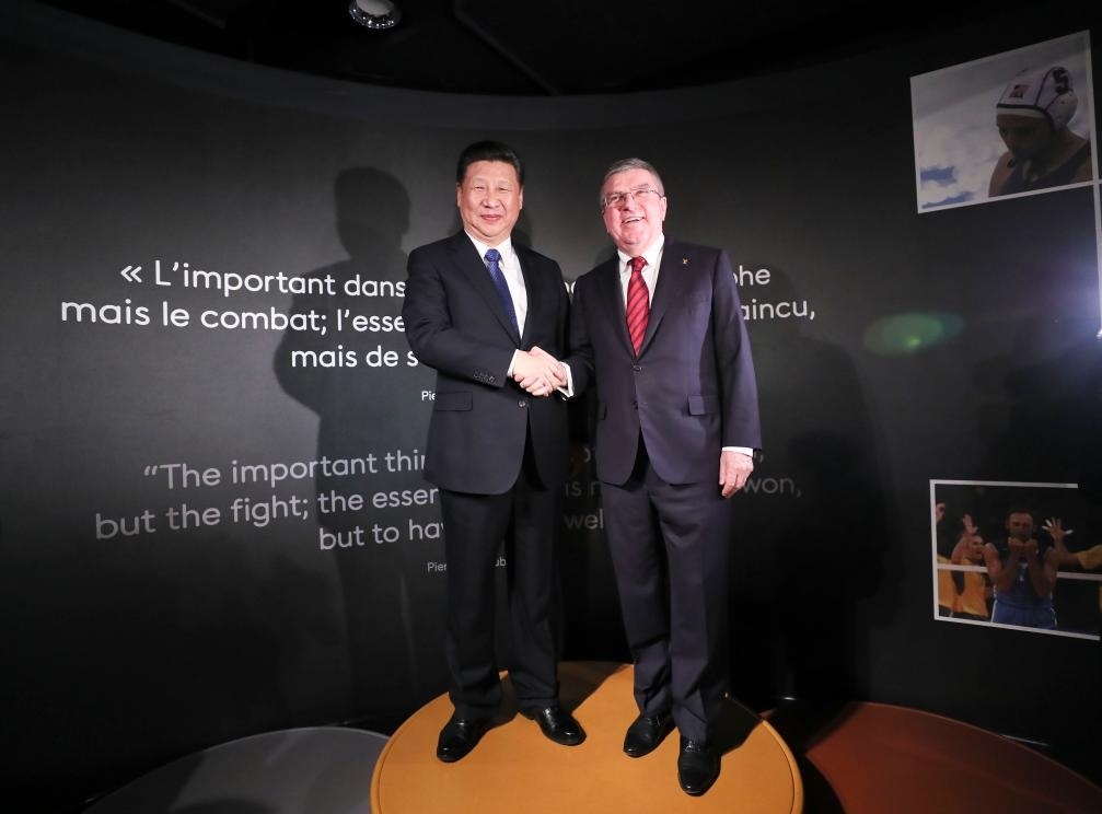 2017年1月18日，國家主席習(xí)近平在瑞士洛桑國際奧林匹克博物館會見國際奧林匹克委員會主席巴赫。這是習(xí)近平和巴赫在奧運冠軍領(lǐng)獎臺上合影。新華社記者 蘭紅光 攝