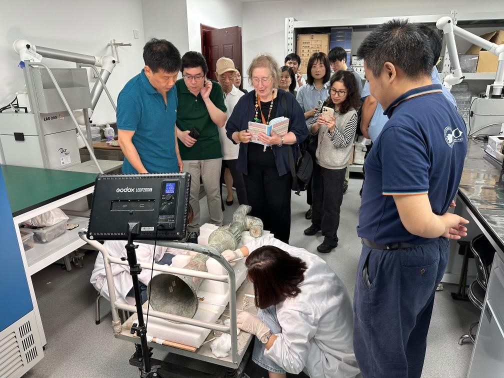 2024年5月28日，英國考古學(xué)家、牛津大學(xué)教授杰西卡·羅森在文物保護(hù)修復(fù)實驗室觀摩文物。新華社發(fā)（四川省文物考古研究院供圖）