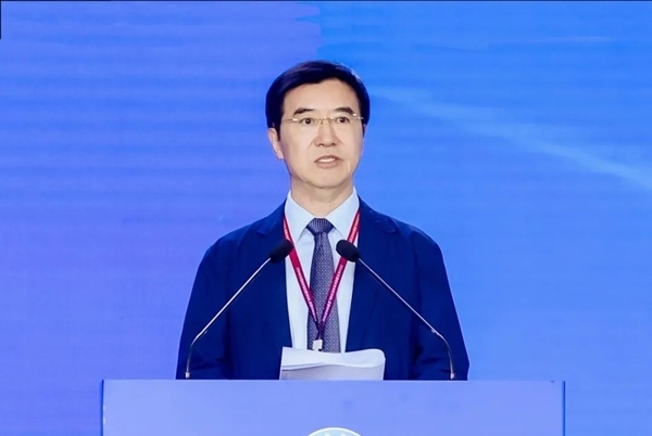 杜玉波在第八屆產(chǎn)教融合發(fā)展大會上作主旨報告。中國高等教育學(xué)會供圖