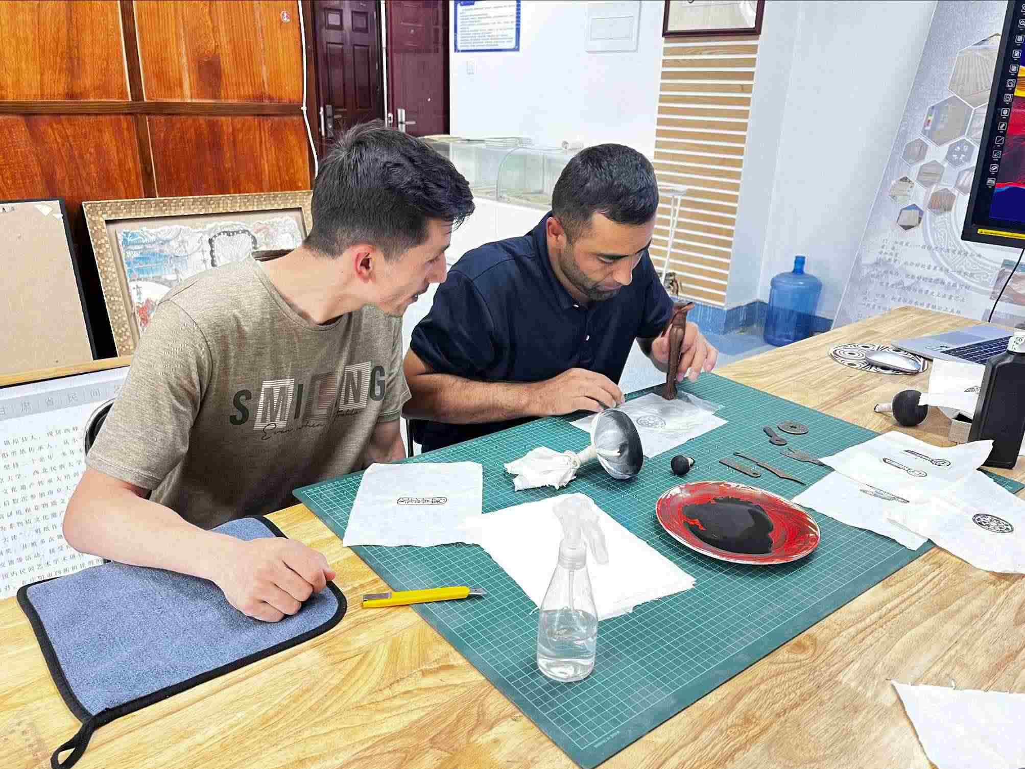 營(yíng)員們動(dòng)手體驗(yàn)“非遺”技藝。校方供圖